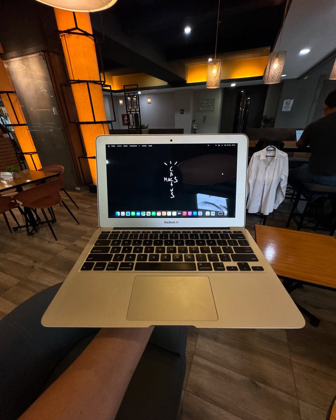 Macbook Air i5 (usada)